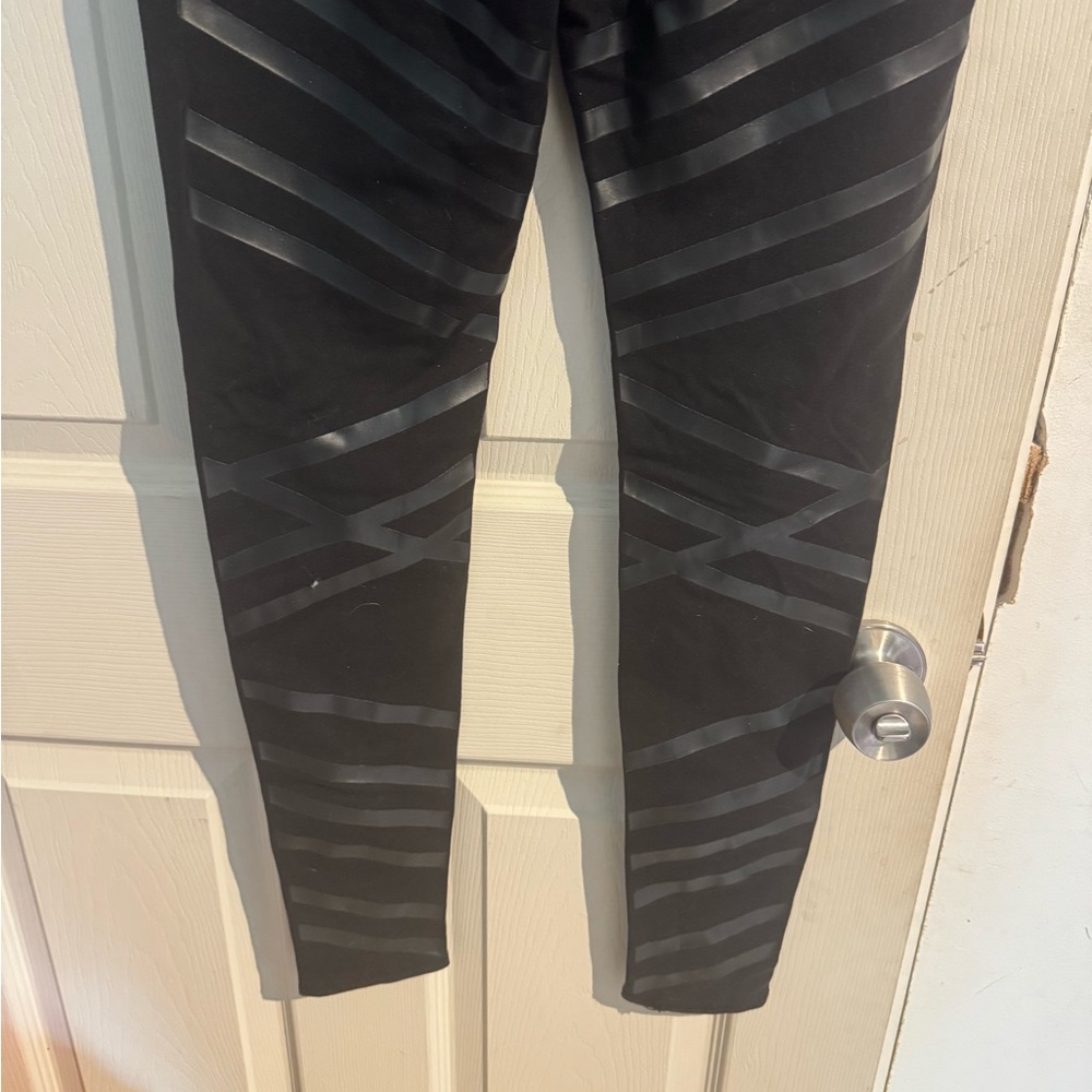 ALO YOGA Airbrush Lineal Diagonal Stripe Leggings in Black Small - Picture 10 of 15